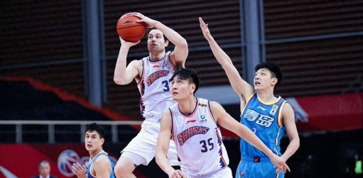 广东男篮外援(广东男篮外援莫兰德晒小电驴出行照)